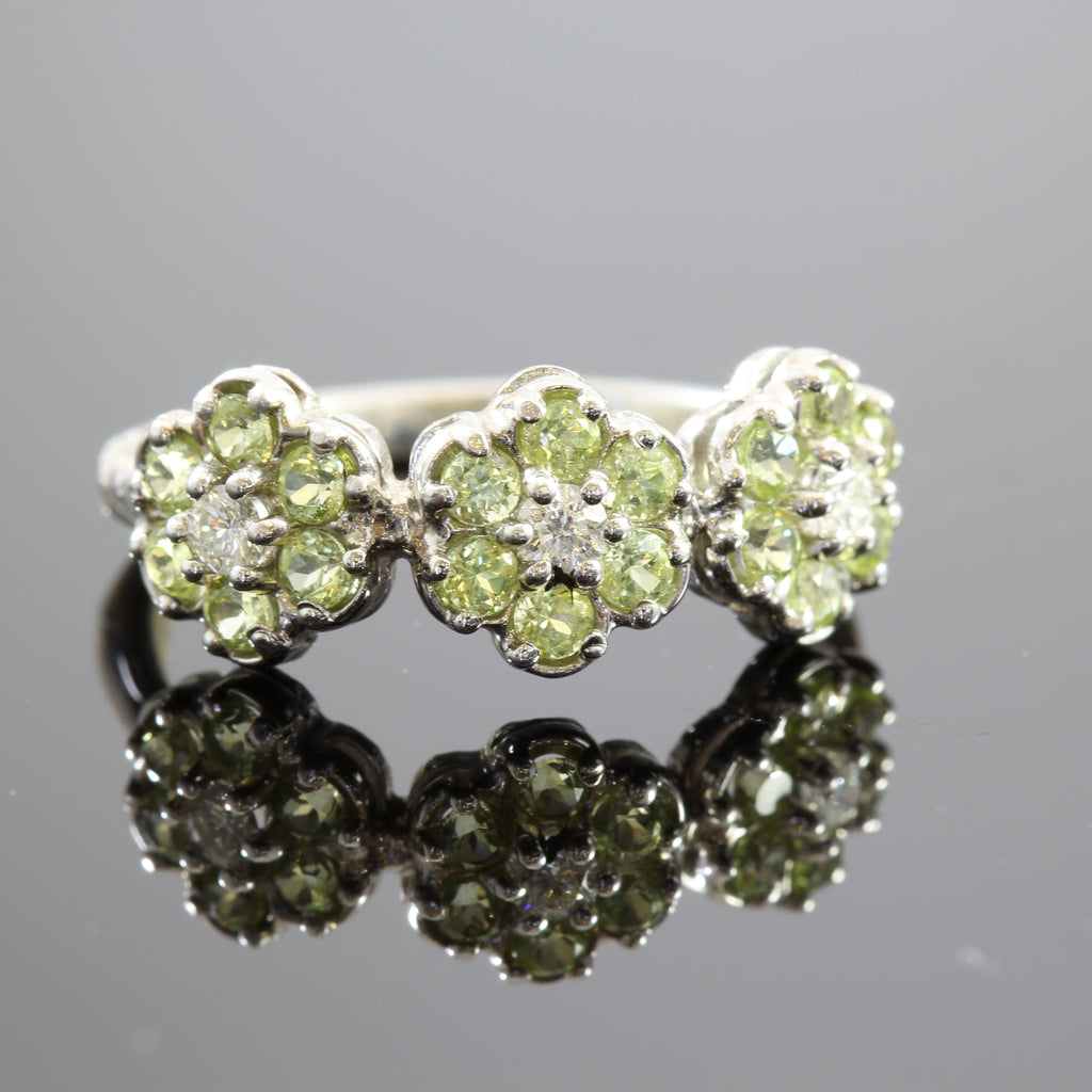 18k White Gold 3 Flowers Peridot Ring